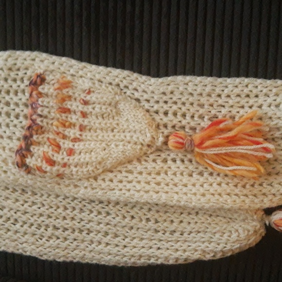 NWOT Hand made Cream Knit Scarf with Tassels And Pocket - Picture 4 of 4